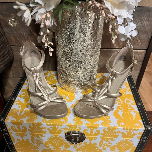 Gold metallic wedges with slip-proof soles - Picture 1 of 11